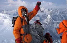 ببینید| صف طولانی کوهنوردان روی قله اورست