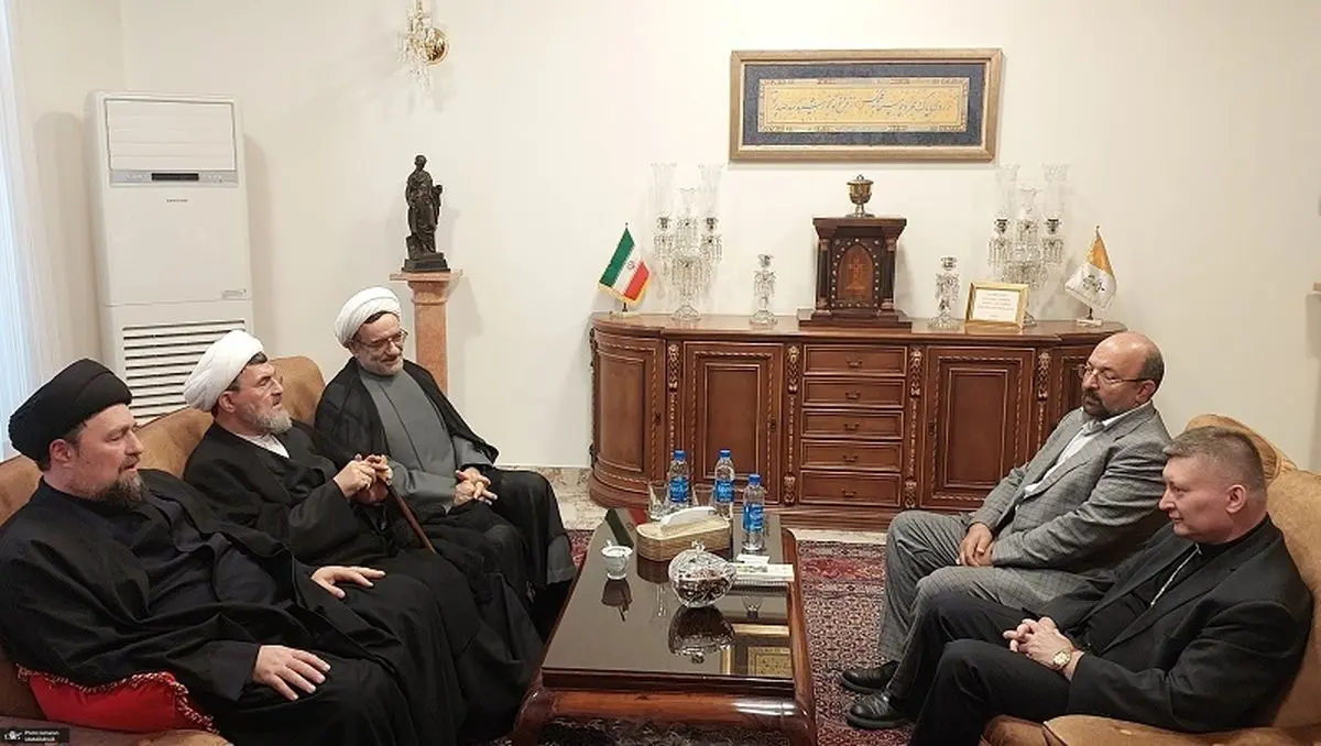سید حسن خمینی در سفارت واتیکان+عکس