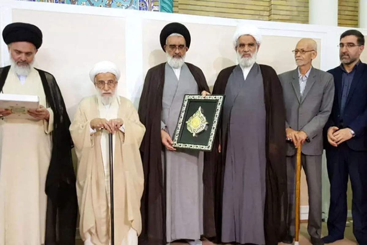 آیت الله جنتی نشان گرفت