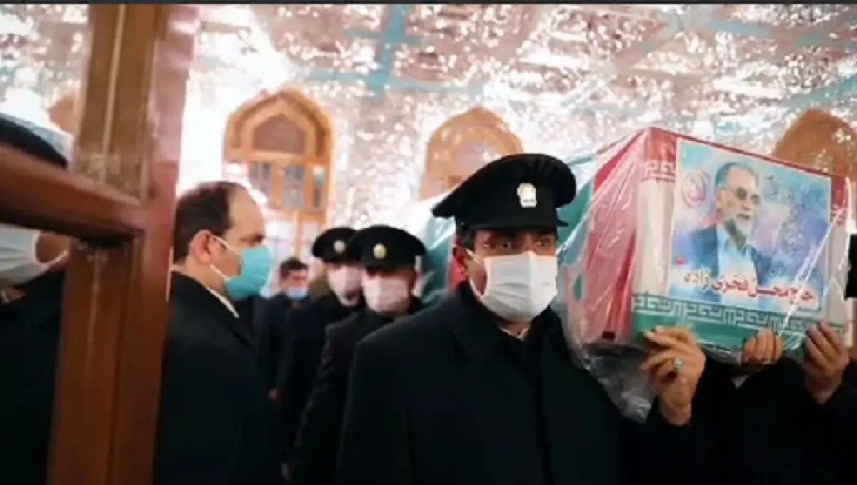 طواف پیکر دانشمند برجسته هستهای شهید حاج محسن فخری زاده در حرم مطهر رضوی/ ویدئو