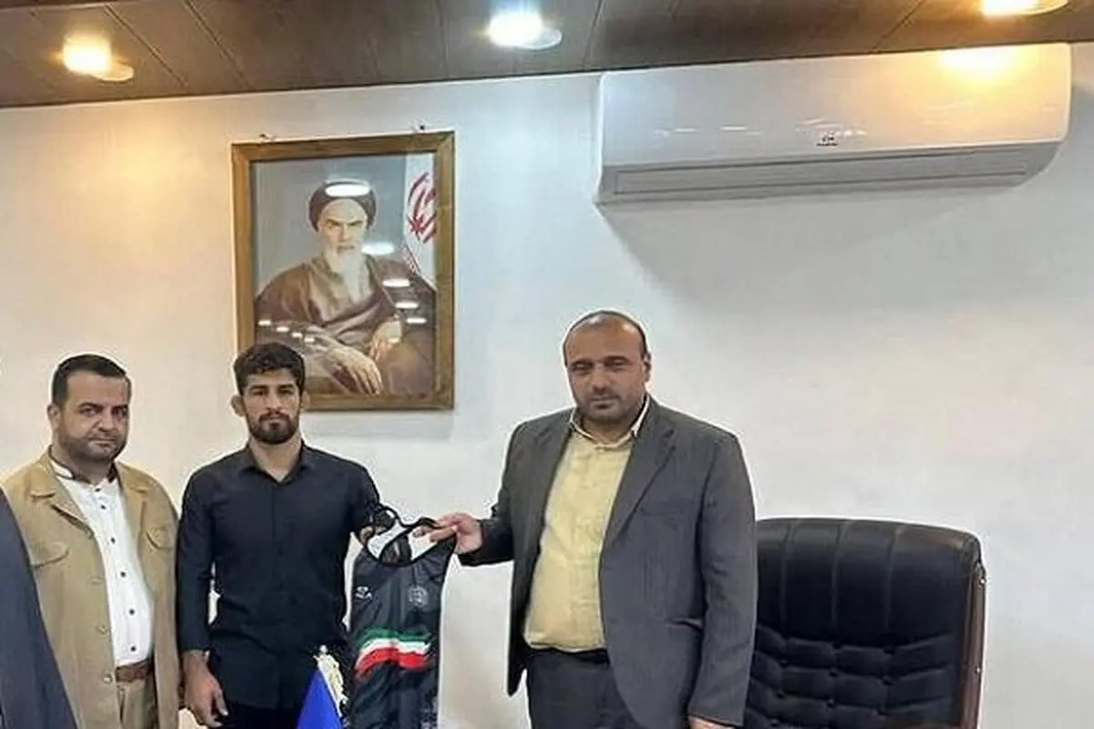قهرمان کشتی جهان 5 زندانی آزاد کرد
