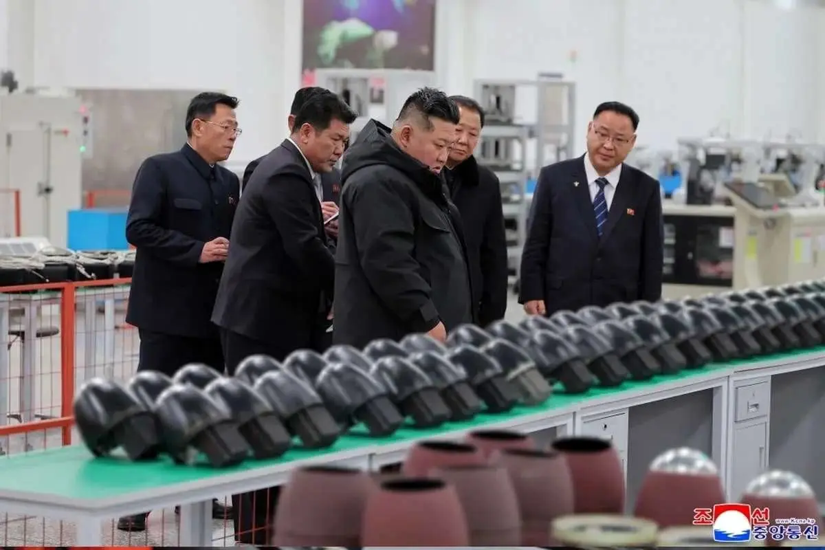 کیم جونگ‌ اون در کارخانه بزرگ مهمات‌سازی+تصاویر