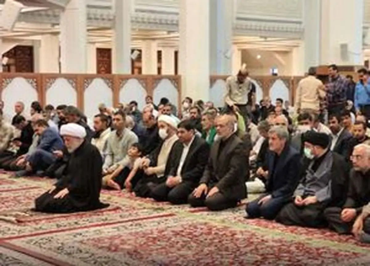 حضور مخبر و وحیدی در نماز جماعت حرم شاهچراغ(ع)
