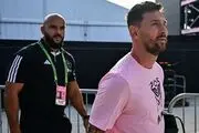 واکنش سریع بادیگارد مسی هنگام ورود یک جیمی‌جامپ!