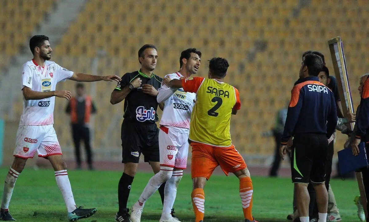 وقتی بازیکن پرسپولیس مشت می‌زند، اما هیچ اتفاقی برای او رخ نمی‌دهد!