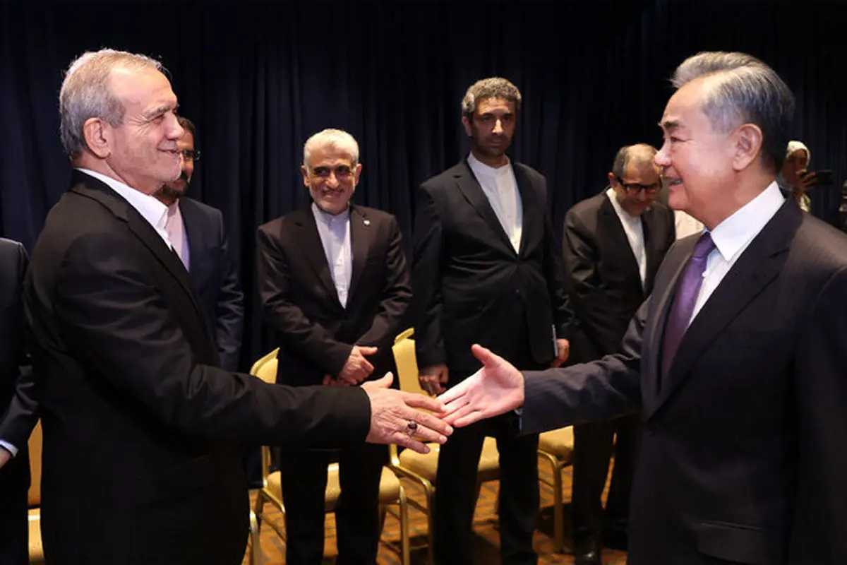 حضور وزیر خارجه چین در محل اقامت پزشکیان