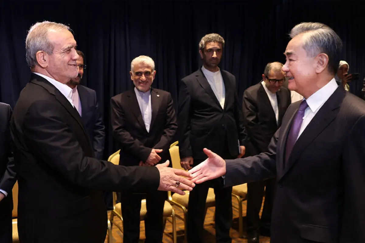 حضور وزیر خارجه چین در محل اقامت پزشکیان