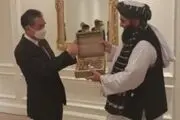 هدیه طالبان به وزیر خارجه چین