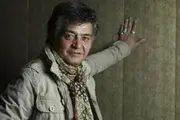بازیگری که با نوعی عصا خود را به جشنواره رساند!