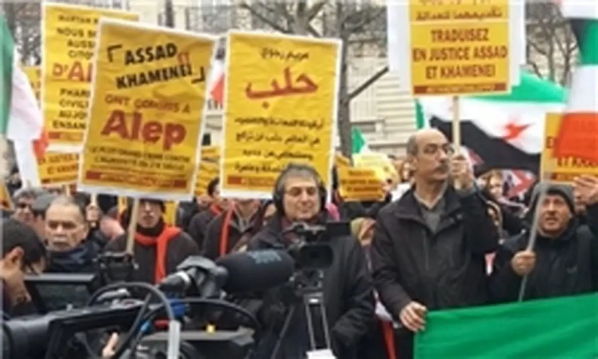 دست منافقین در تجمع ضد ایرانی در اروپا!
