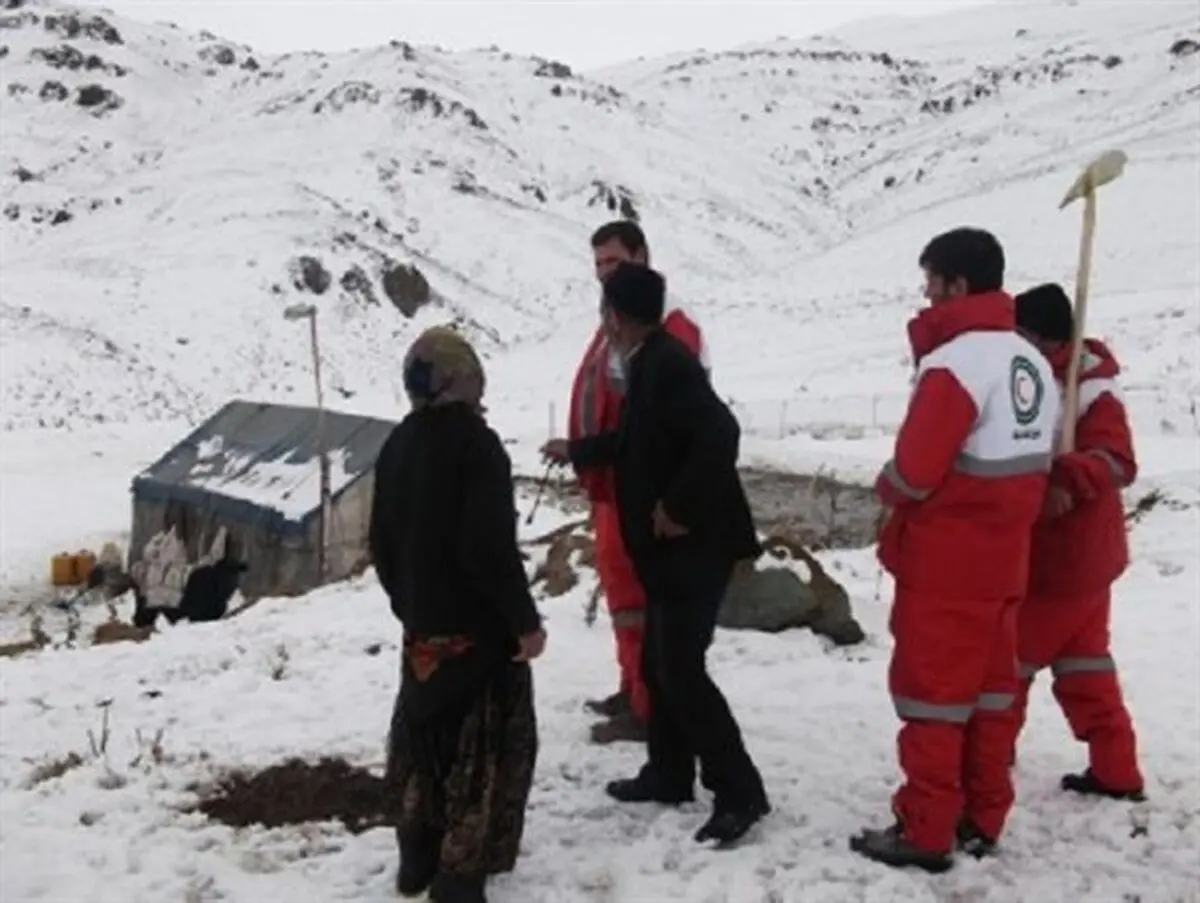 بارش برف و باران عشایر را در زردکو زمین گیر کرد