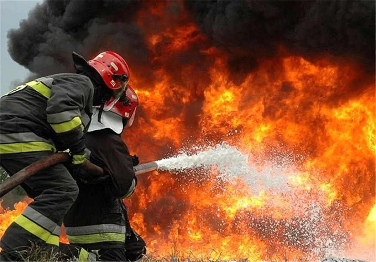 نجات ۲۰ شهروند در حادثه حریق یک دستگاه خودرو پژو