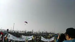 «چتر بازان ارتش» بر فراز میدان آزادی به پرواز درآمدند