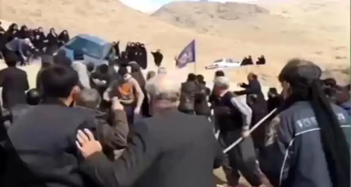 حادثه در مراسم خاکسپاری و زیر گرفتن حاضران با خودرو/فیلم
