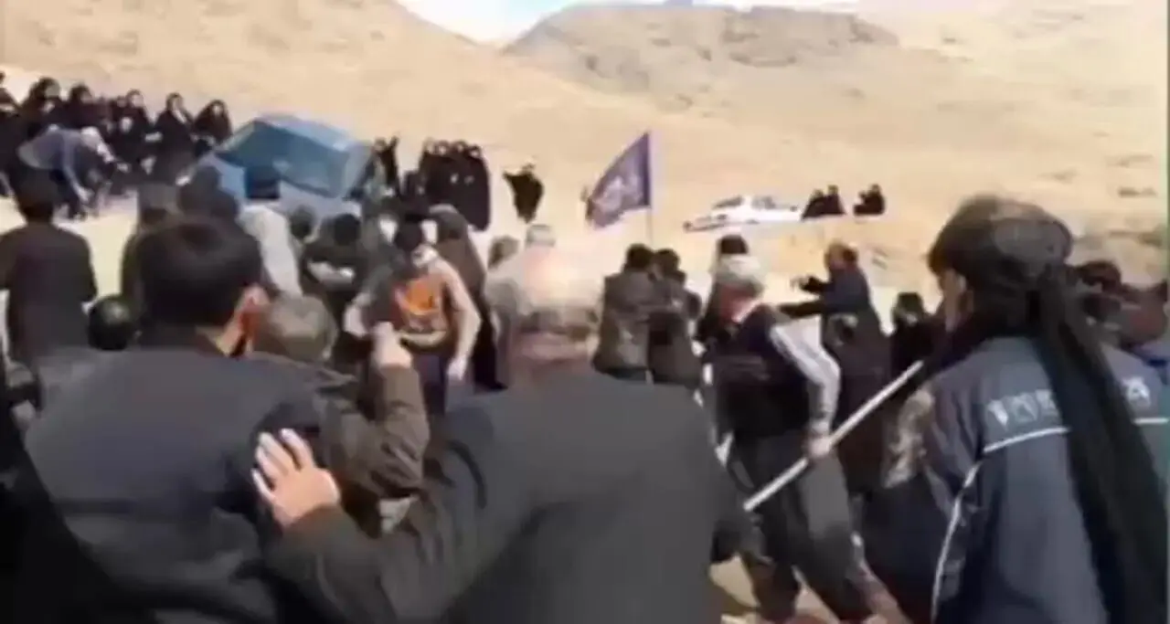 حادثه در مراسم خاکسپاری و زیر گرفتن حاضران با خودرو/فیلم