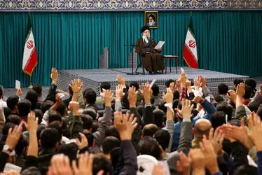 دیدار جمعی از رأی اولی‌ها و خانواده‌های شهدا با رهبر انقلاب