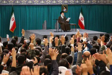 دیدار جمعی از رأی اولی‌ها و خانواده‌های شهدا با رهبر انقلاب