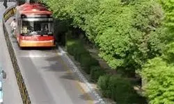 مصدومیت راننده پراید در پی برخورد با اتوبوس تندرو