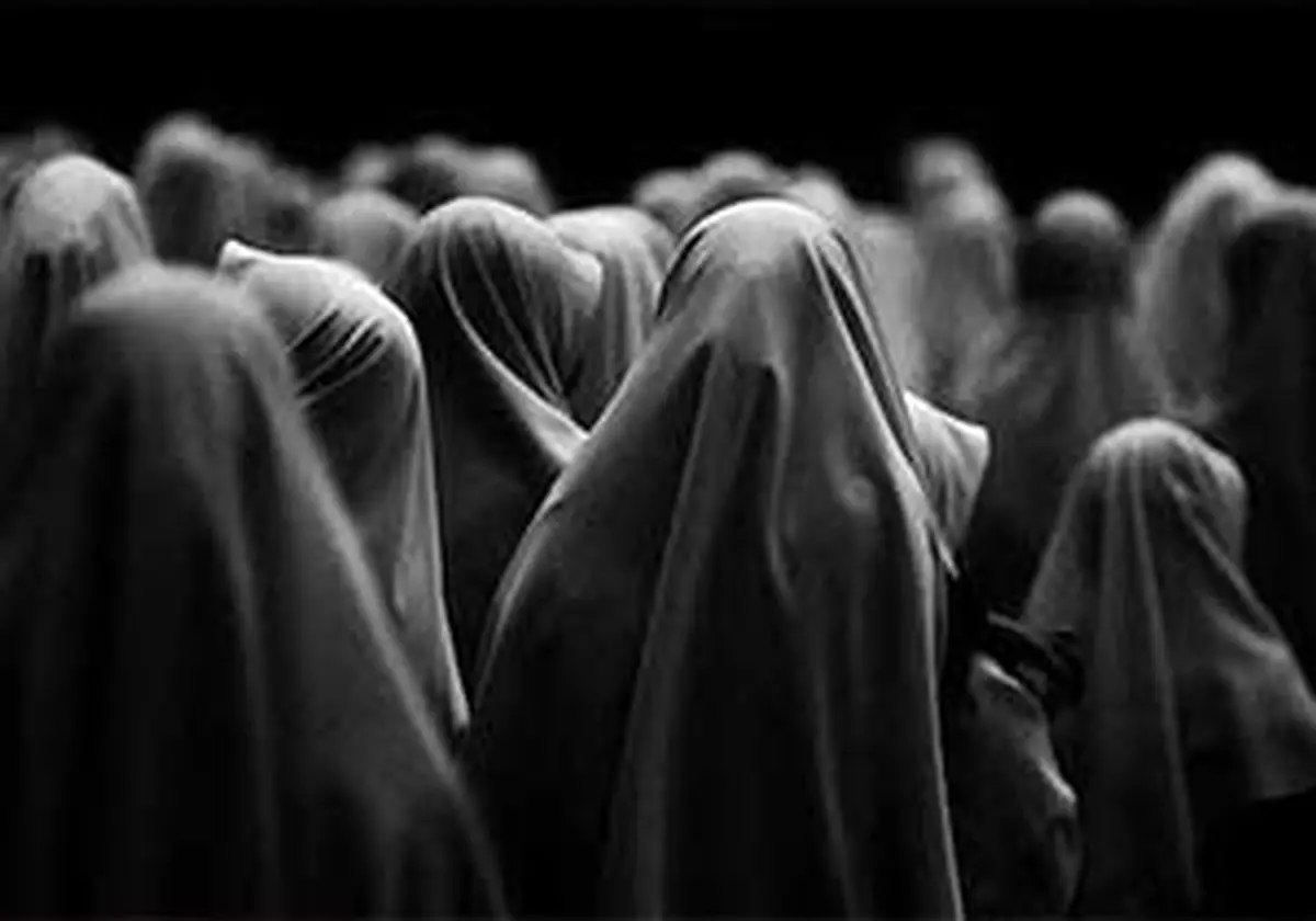 چرا شخصیت های دینی شیعیان پوشش چادر سیاه را توصیه می کنند؟