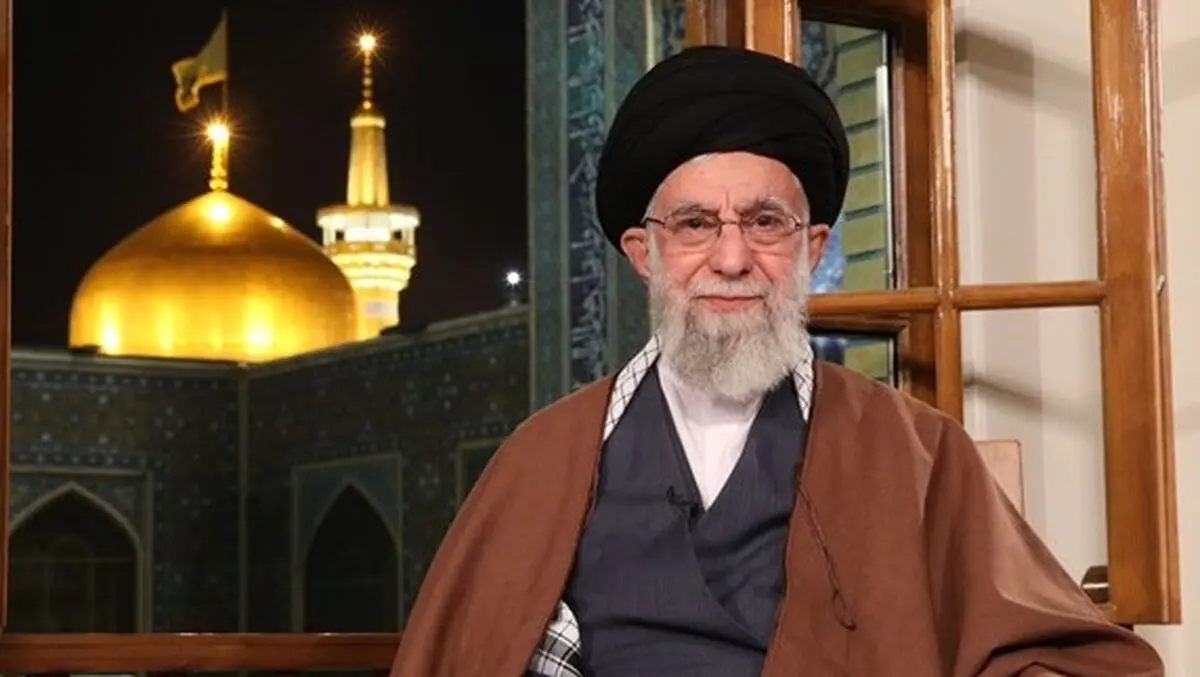 عکسی پرمعنا از رهبر انقلاب در مقابل یک تصویر 