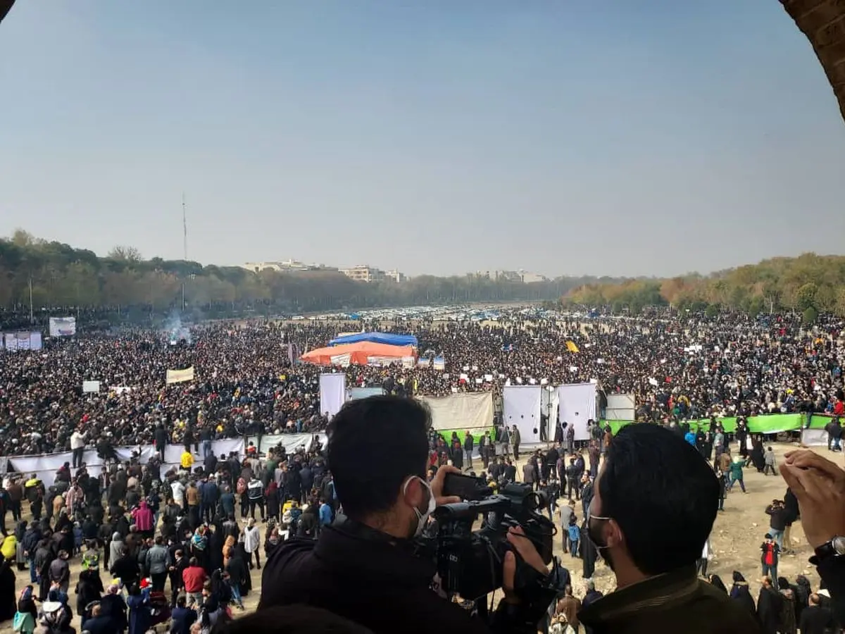 تجمع کشاورزان و مردم اصفهان در اعتراض به خشکی زایندهرود کنار پل خواجو+تصاویر