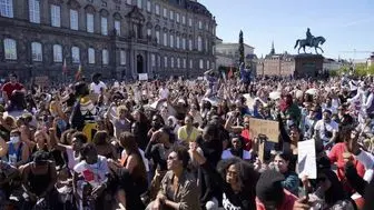 اعتراض دانمارکی ها به تبعیض‌نژادی در آمریکا

