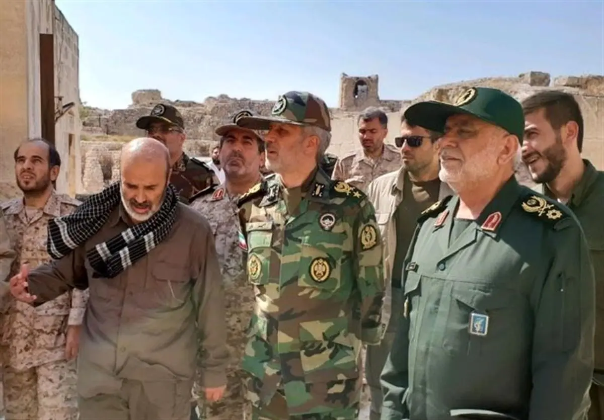 حضور وزیردفاع میان مدافعان حرم در حلب
