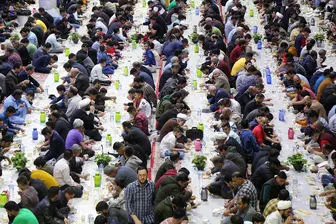  برپایی سفره افطاری ساده در حرم حضرت معصومه(س) /گزارش تصویری