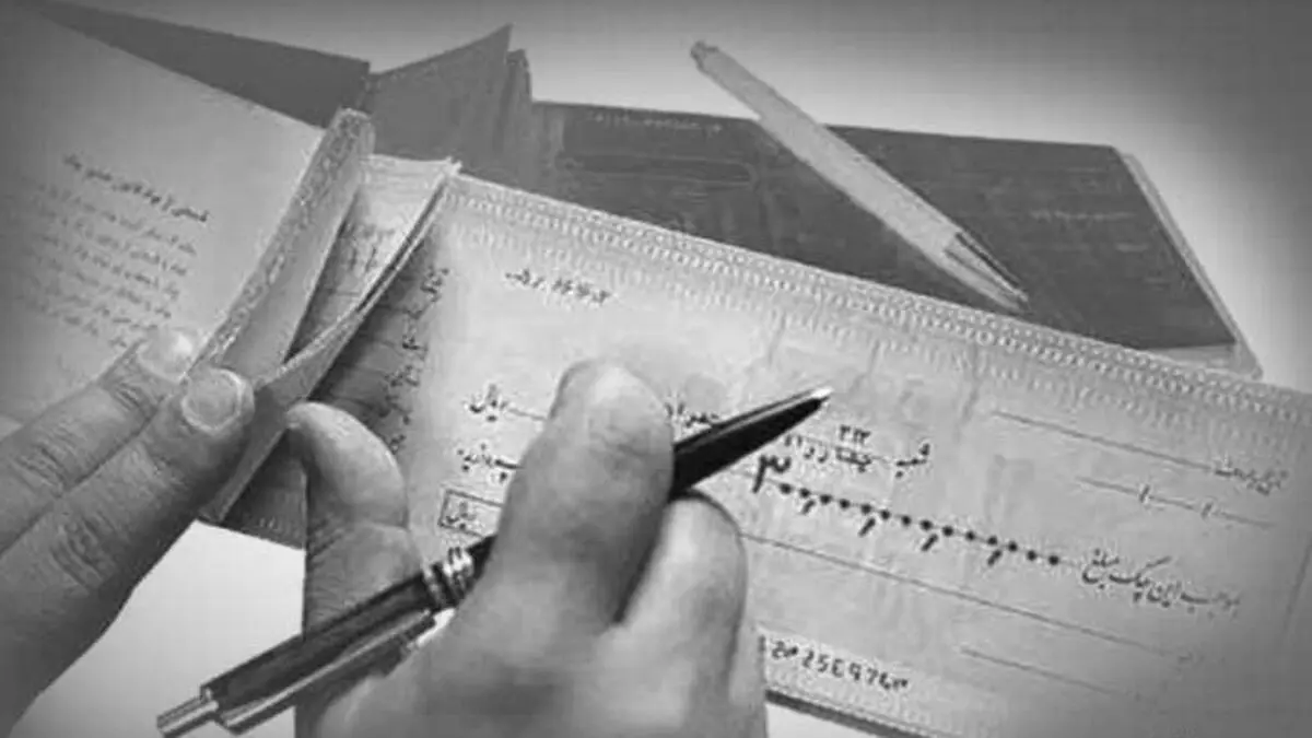 فروش مبلغ چک مدت دار، چه حکمى دارد؟