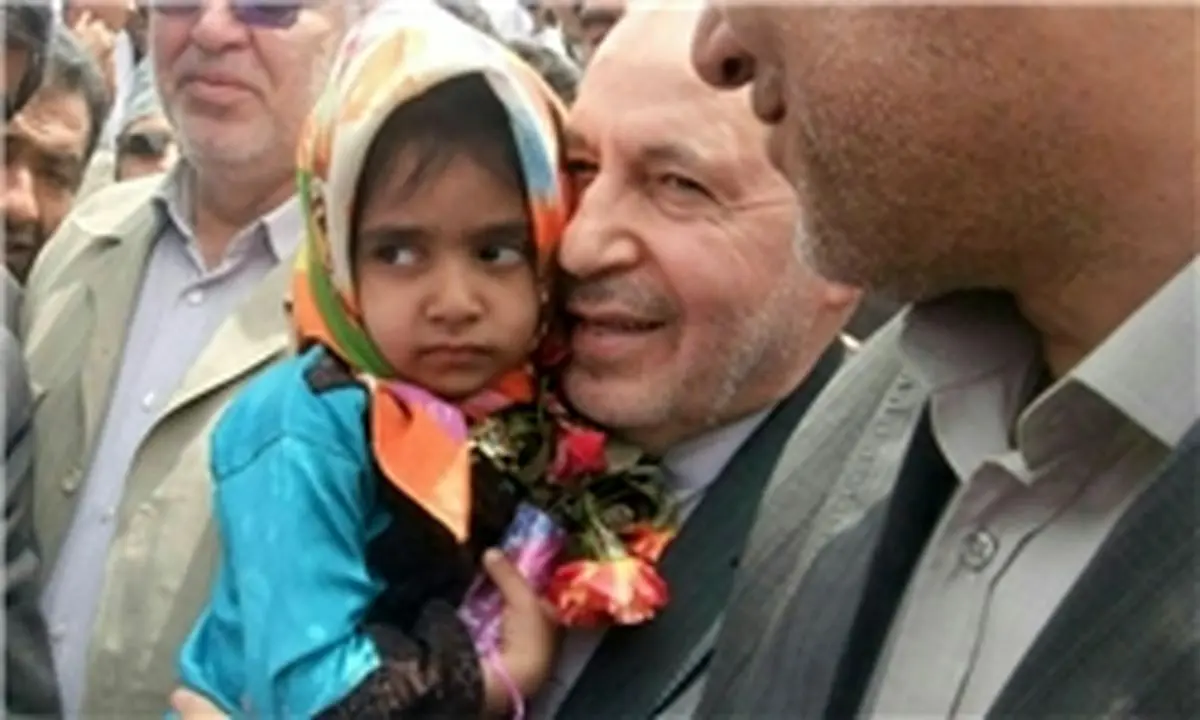دلجویی آقای وزیر از خانواده معلم فداکار+تصویر