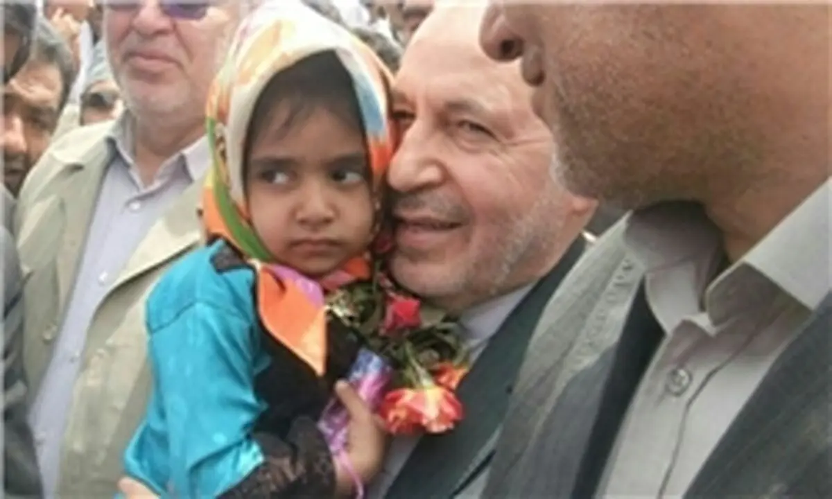 دلجویی آقای وزیر از خانواده معلم فداکار+تصویر