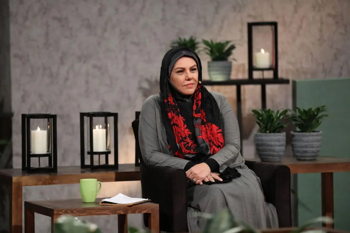 دست نوازش افسانه چهره آزاد بر سر دخترک /عکس