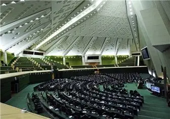 آغاز نشست علنی مجلس با ۹۵ کرسی خالی