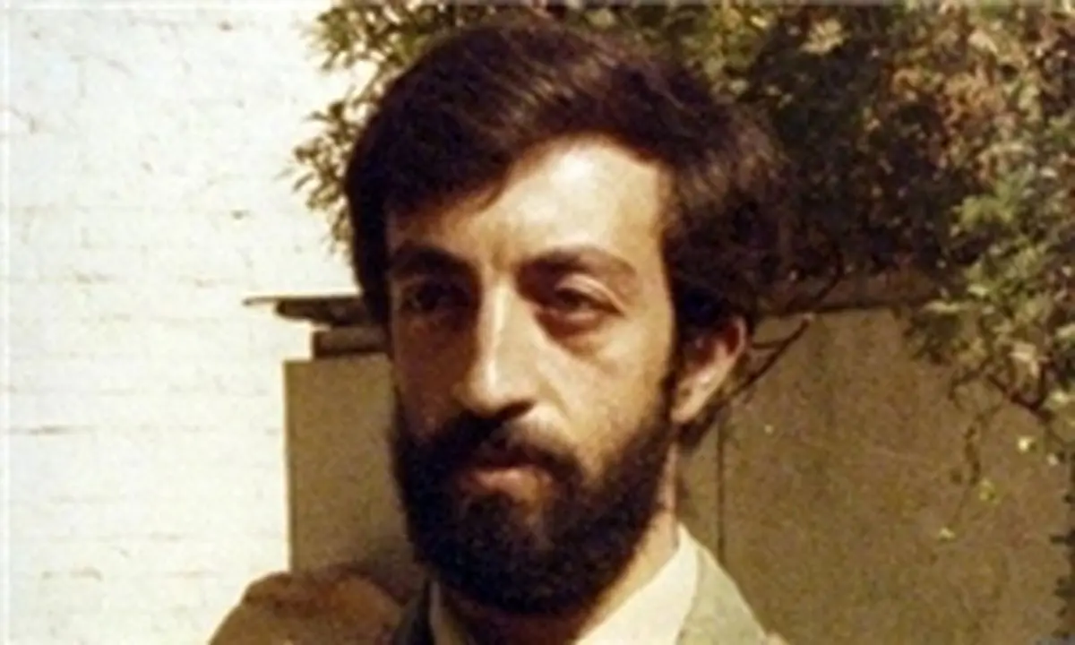 شهیدی که بر فراز سفارت طاغوت در لندن عکس امام(ره) را جایگزین شاه کرد