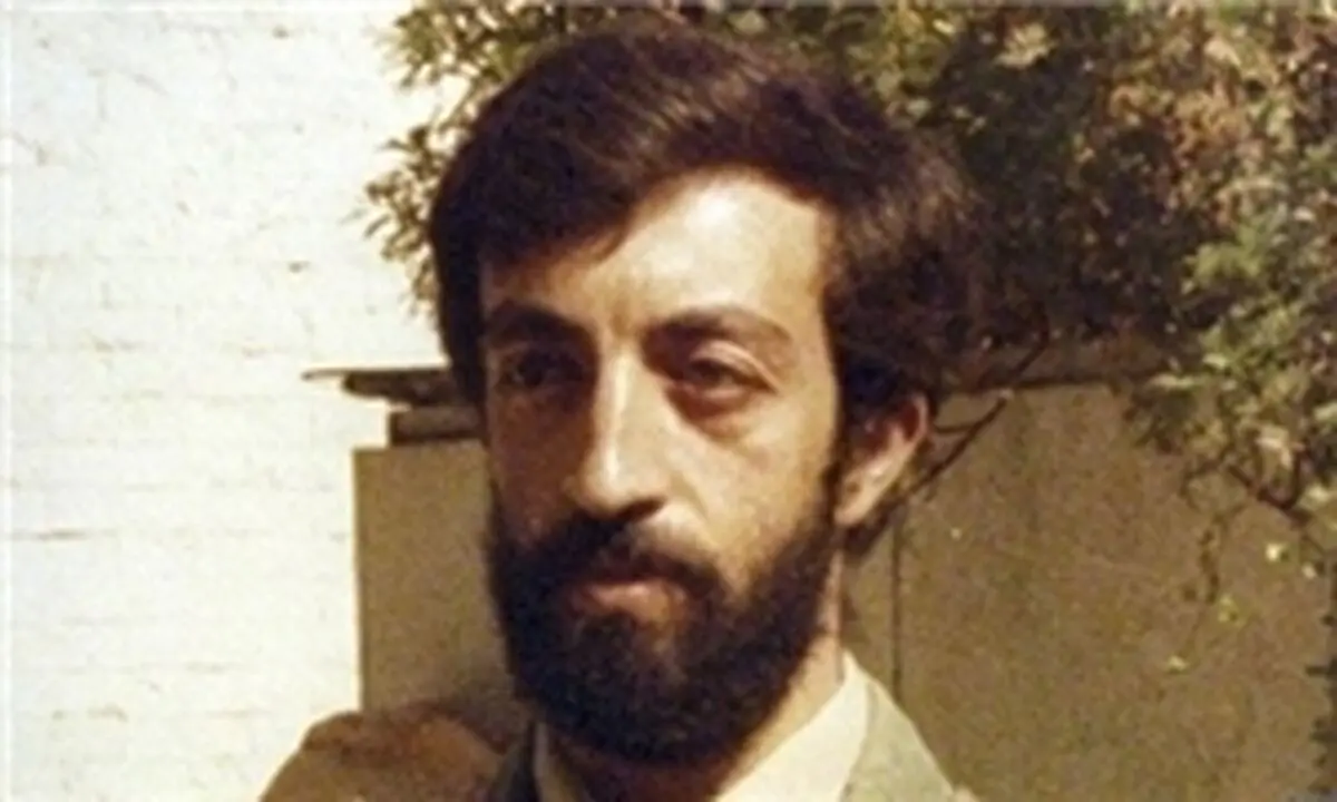 شهیدی که بر فراز سفارت طاغوت در لندن عکس امام(ره) را جایگزین شاه کرد