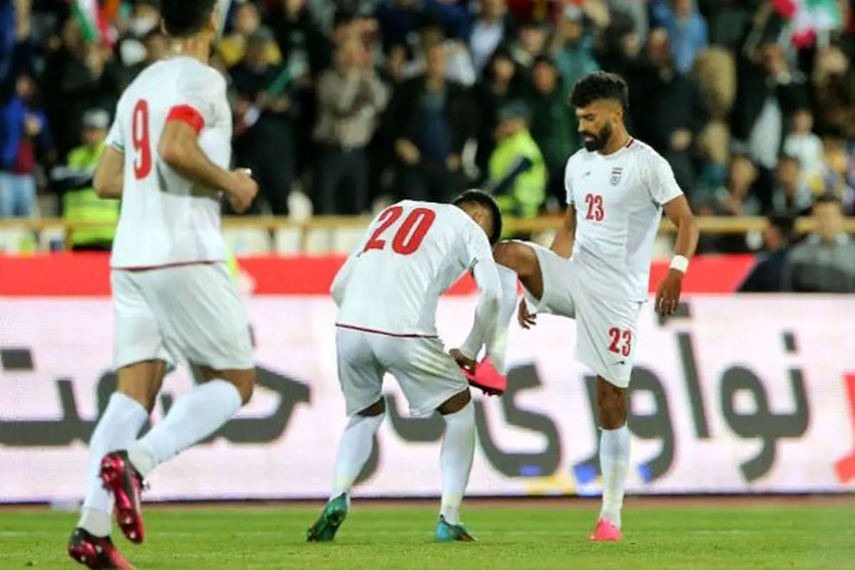 بازیکنی که پیراهنش را به بانوان حاضر در ورزشگاه اهدا کرد