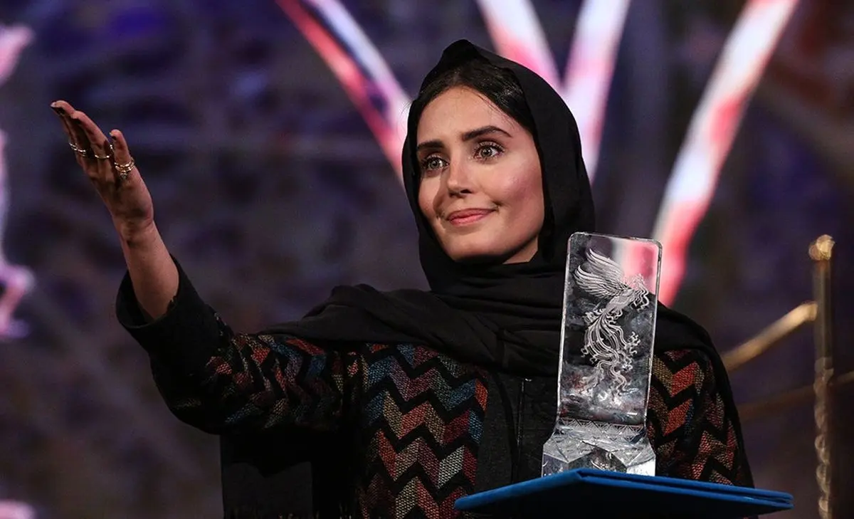 اشکهای «الناز شاکردوست» در آغوش مادر شهید/ عکس