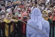 شلاق زدن زوج نامحرم پس از دستگیری در یک خودرو+عکس