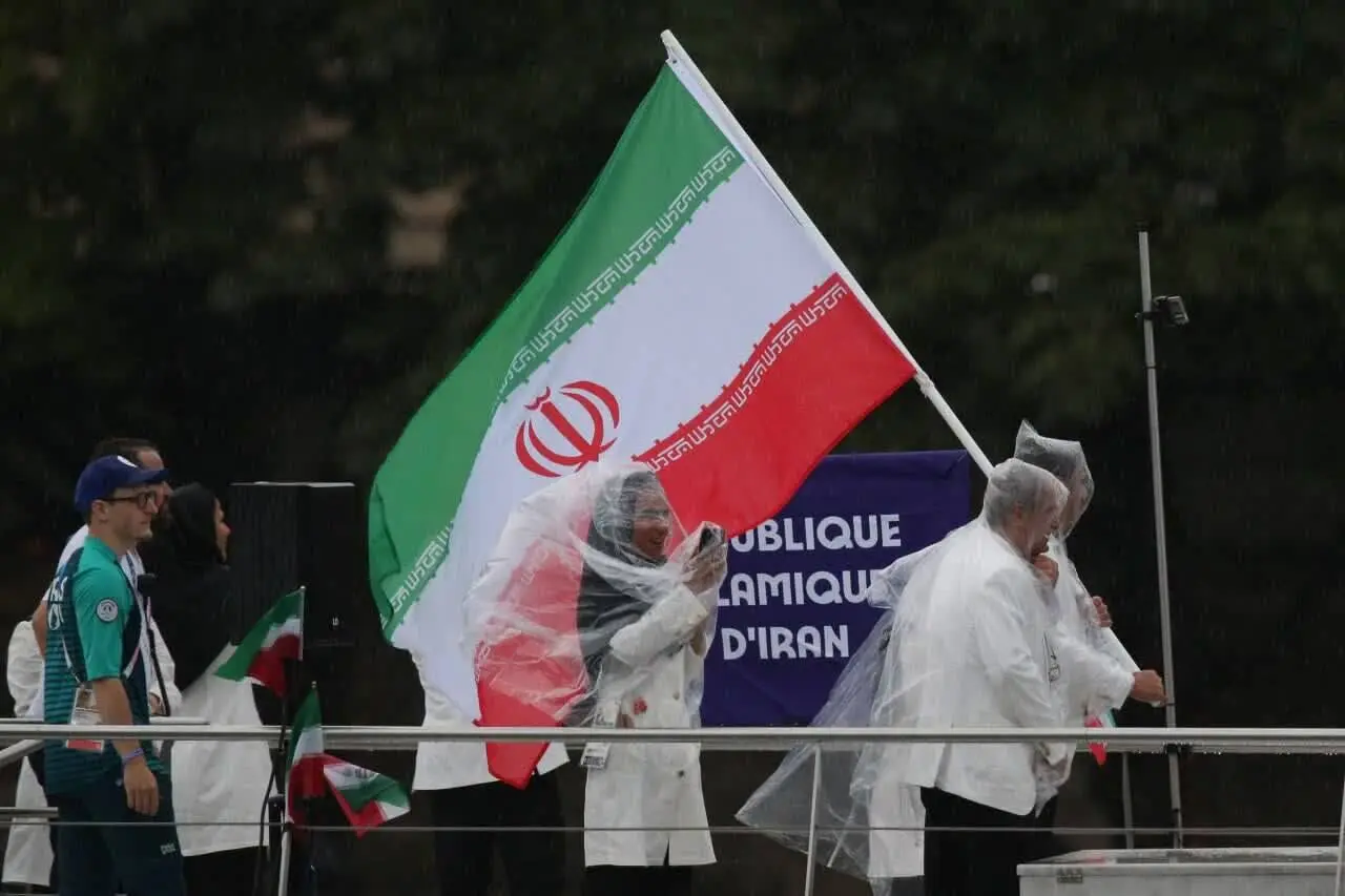 تصاویر جدید از عبور ورزشکاران کاروان ایران برای حضور در مراسم افتتاحیه المپیک ۲۰۲۴ پاریس