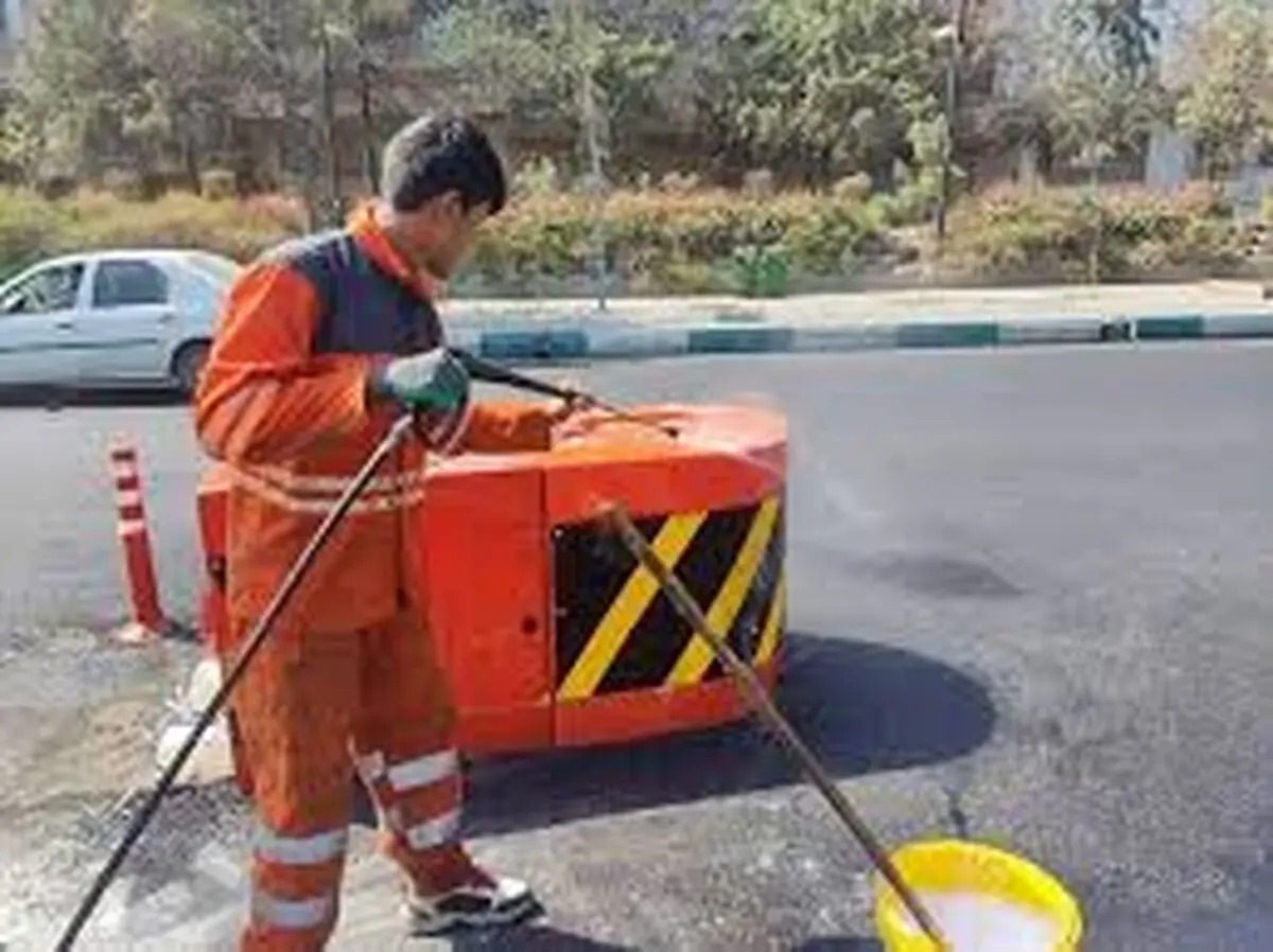 آماده‌سازی مسیر پیاده‌روی جاماندگان اربعین درخیابان ۱۷شهریور
