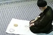 
رهبر انقلاب در حال قرائت دعا/ عکس
