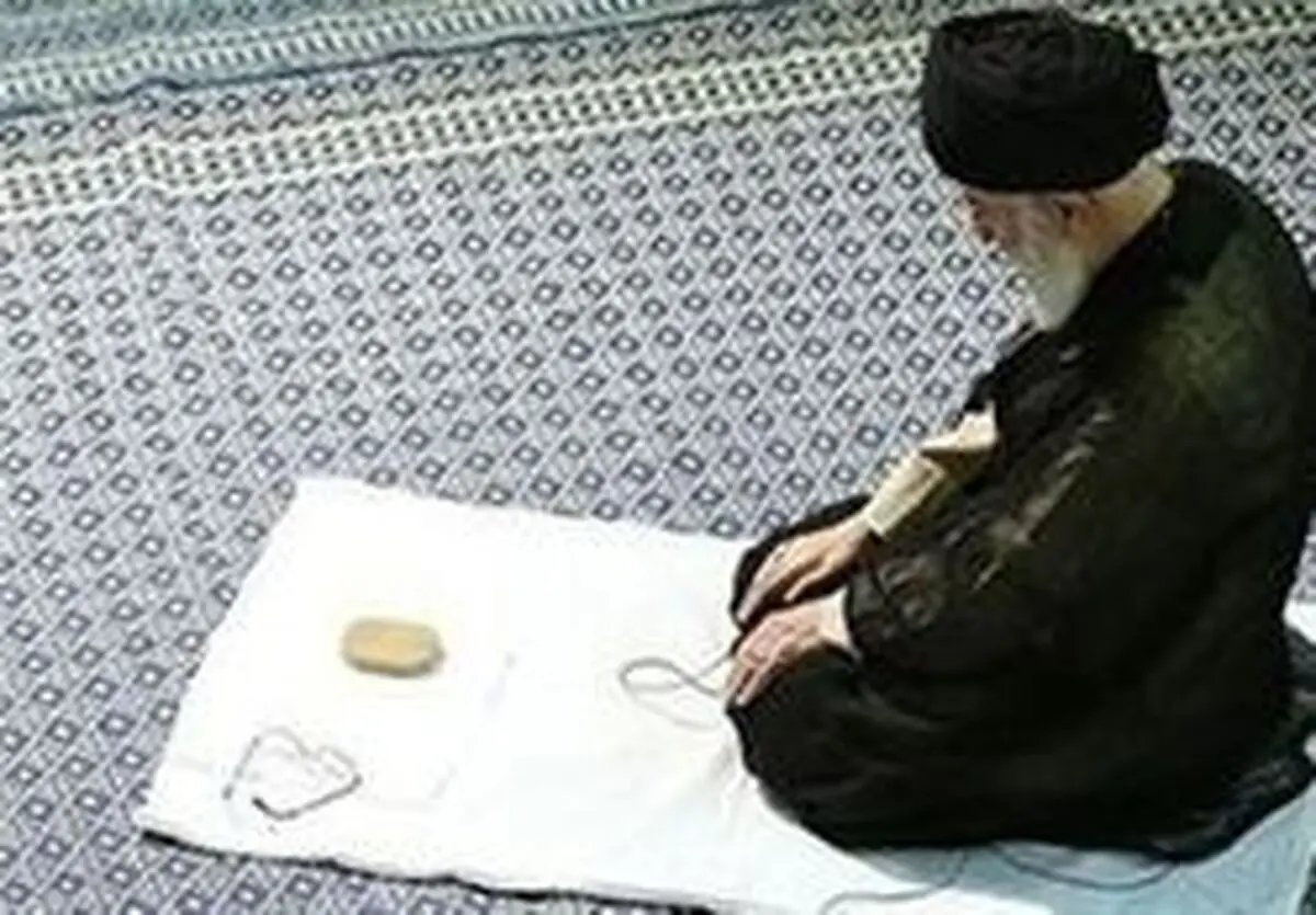 
رهبر انقلاب در حال قرائت دعا/ عکس
