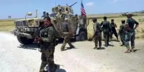 ارتش سوریه جلوی عبور کاروان نظامی آمریکا را گرفت+ تصاویر