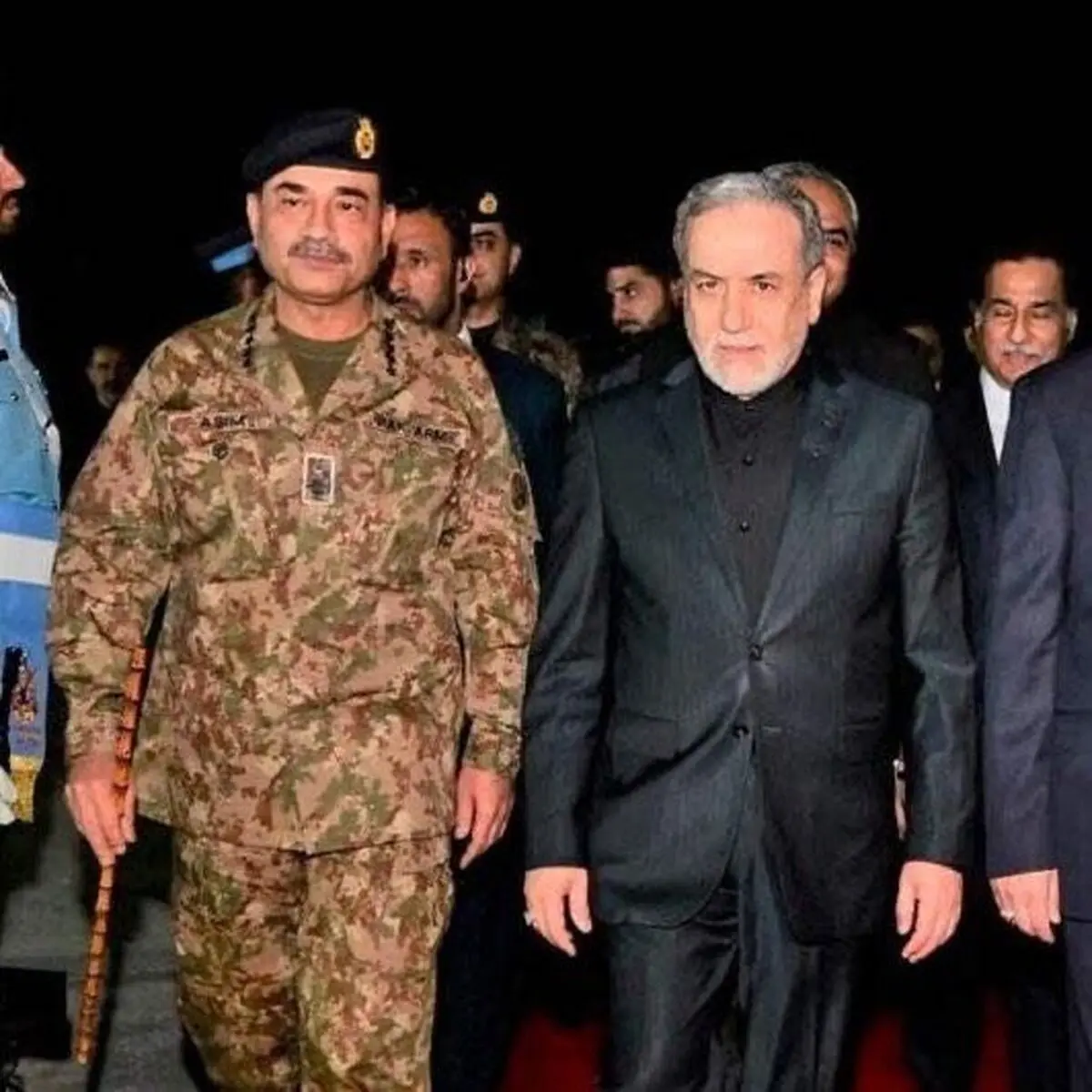 چرا ژنرال عاصم منیر با لباس نظامی از هیات ایرانی استقبال کرد؟