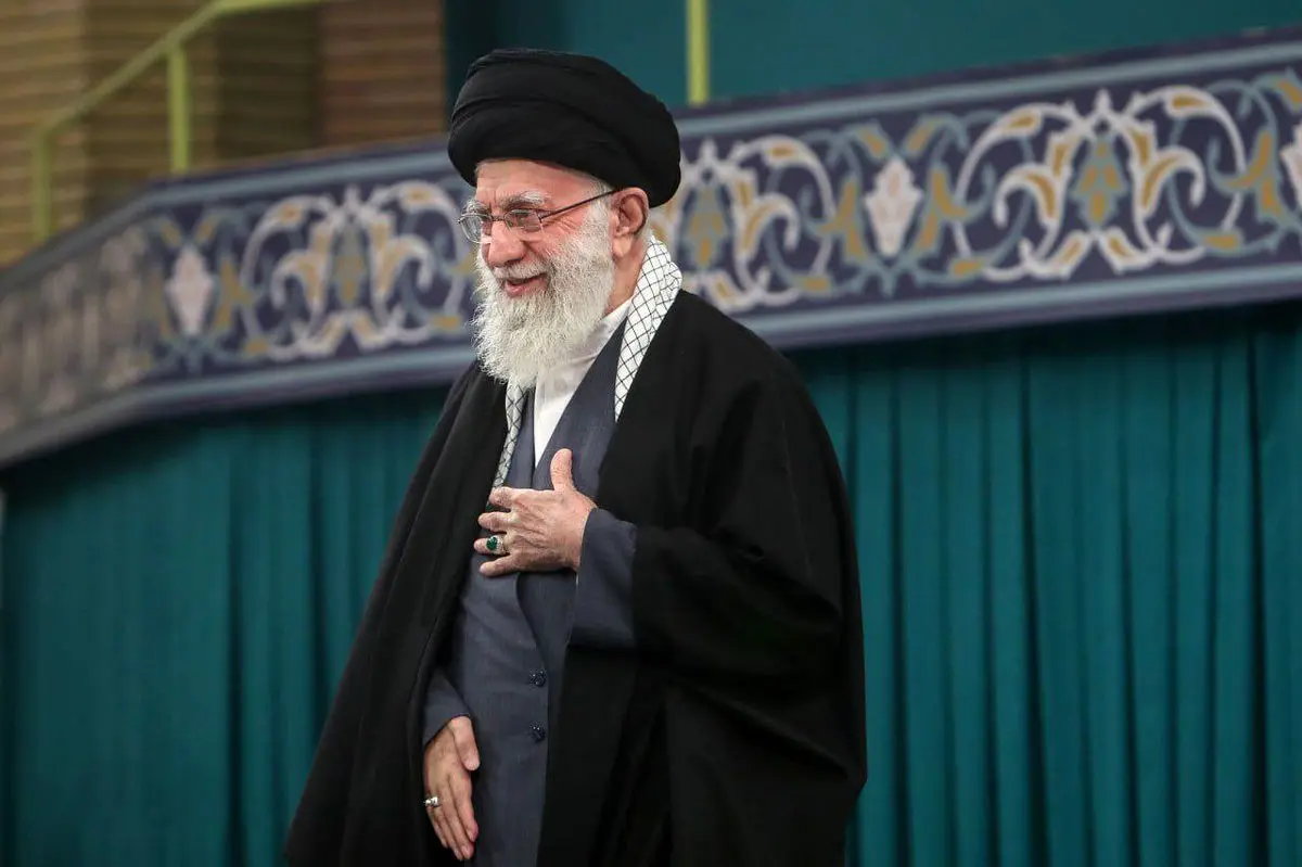 جمعی از معلمان با رهبر انقلاب دیدار میکنند