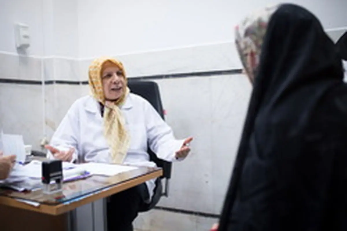 خانم دکتری که کفشدار حرم است + عکس