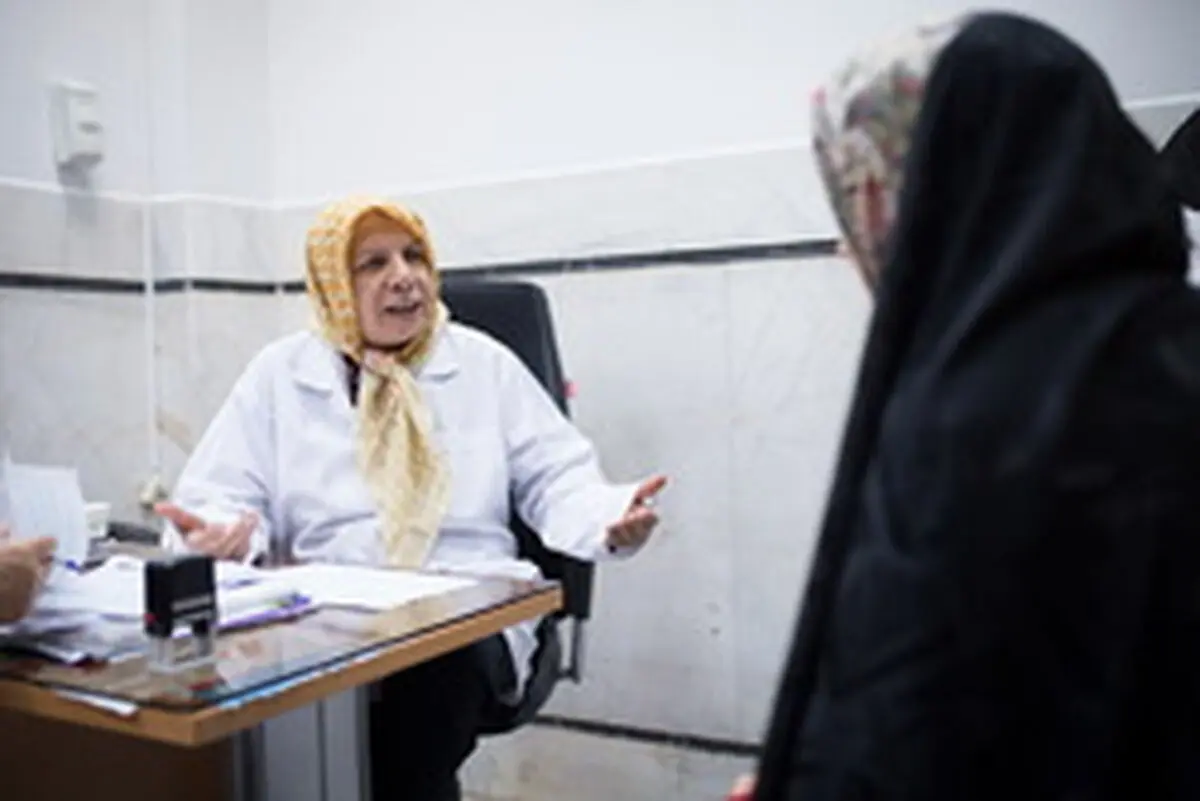 خانم دکتری که کفشدار حرم است + عکس