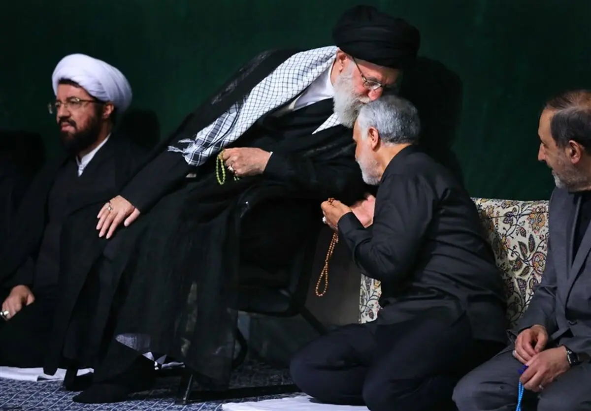 بوسه‌ رهبر معظم انقلاب بر سر سردار سلیمانی/ عکس