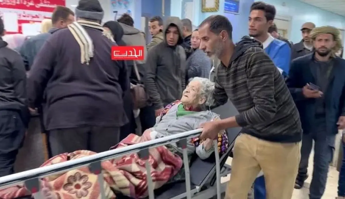 نجات یک پیرزن ۸۰ ساله فلسطینی از زیر آوار بعد از ۶۰ روز!+فیلم