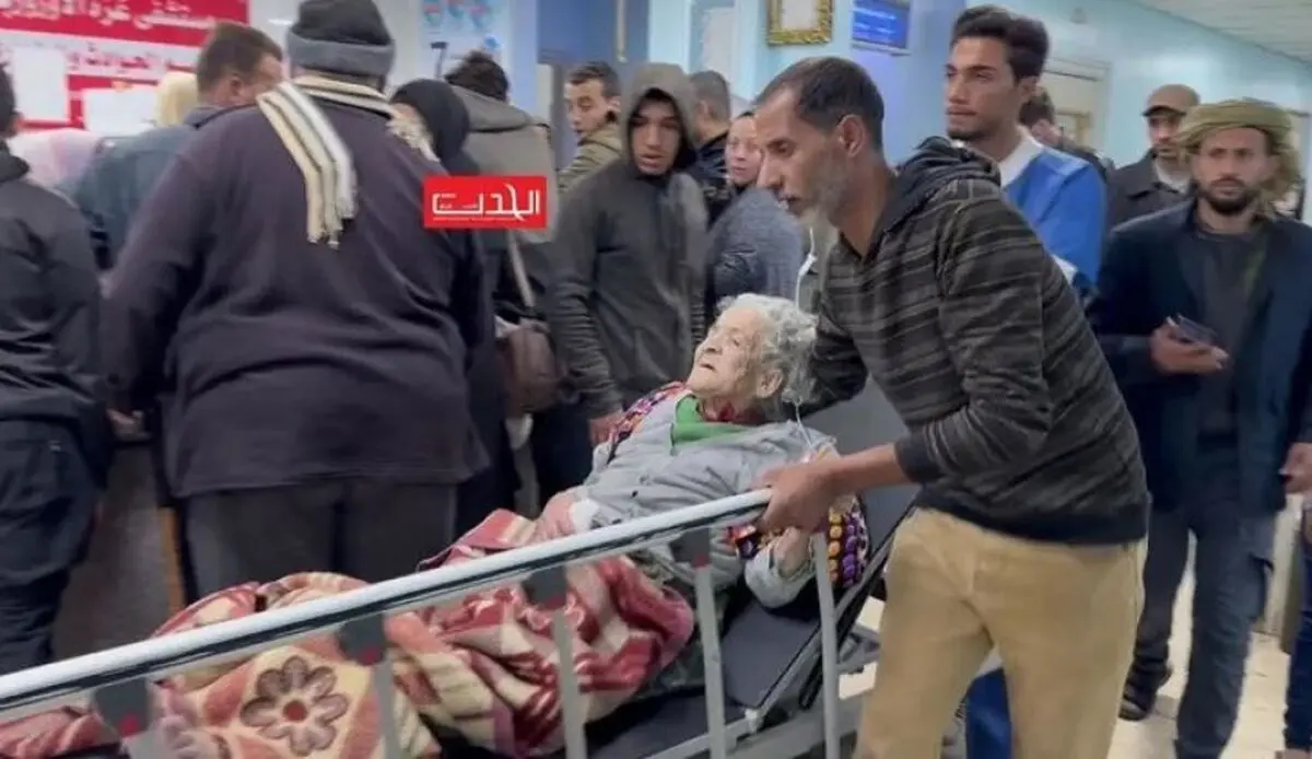 نجات یک پیرزن ۸۰ ساله فلسطینی از زیر آوار بعد از ۶۰ روز!+فیلم